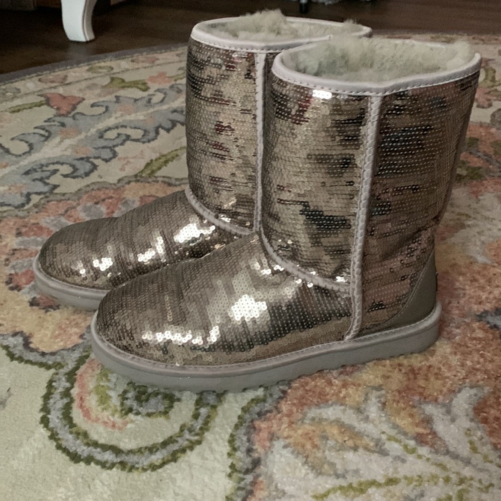 Silver Sequin Sparkle Uggs Size 9 Women’s